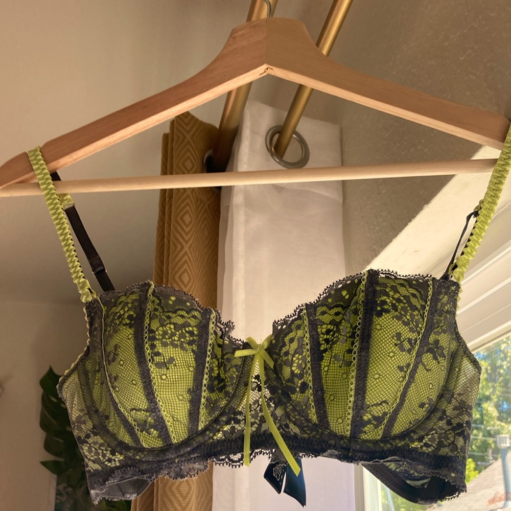 Women’s Elle Macpherson Dentelle Demi Bra in Gray & lime green sz 34B